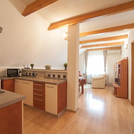 Apartmant & Room Bruna Drežnik Grad Eksteriør bilde