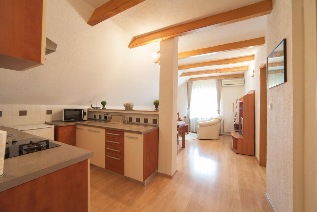 Apartmant & Room Bruna Drežnik Grad Eksteriør bilde