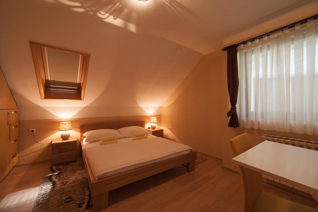 Apartmant & Room Bruna Drežnik Grad Eksteriør bilde