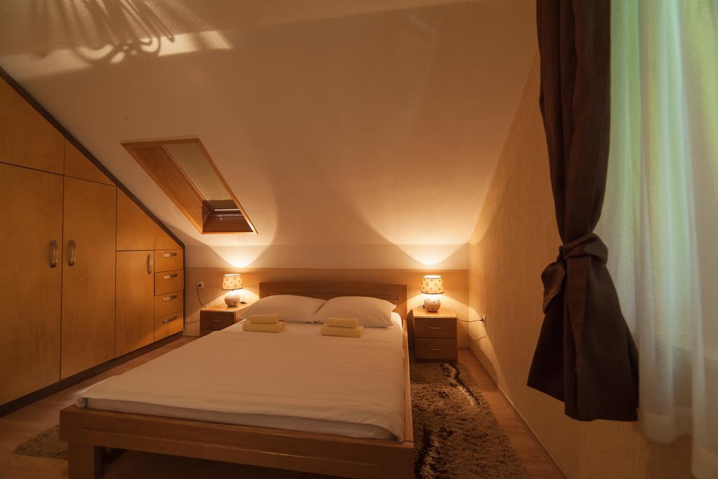 Apartmant & Room Bruna Drežnik Grad Eksteriør bilde