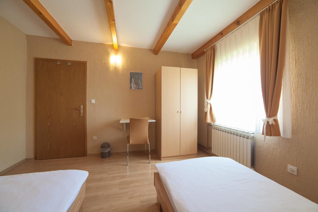 Apartmant & Room Bruna Drežnik Grad Eksteriør bilde