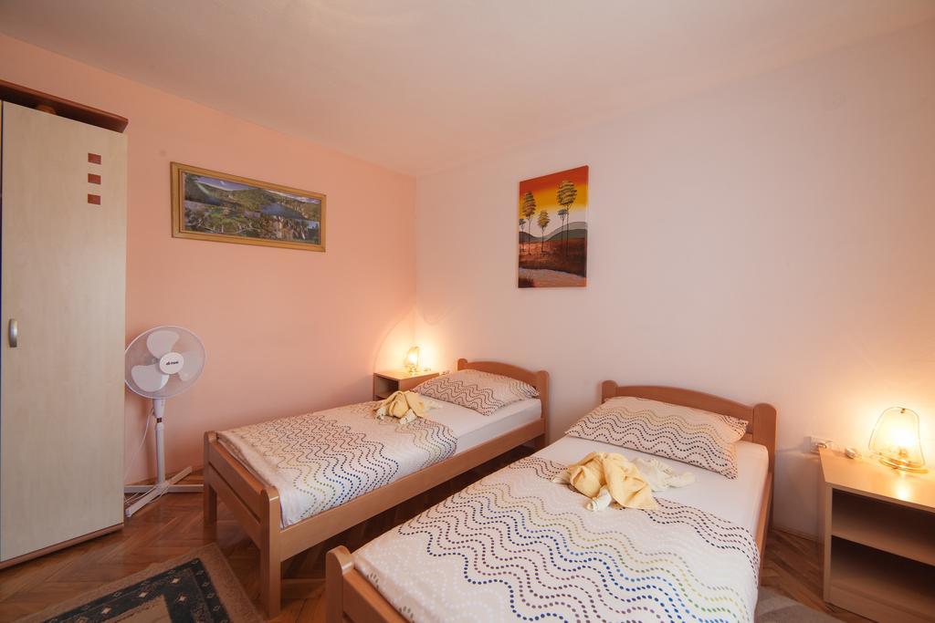 Apartmant & Room Bruna Drežnik Grad Eksteriør bilde