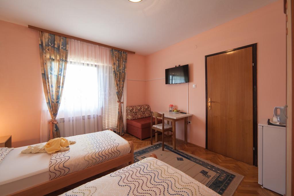 Apartmant & Room Bruna Drežnik Grad Eksteriør bilde